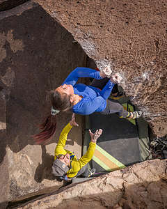 Celeste bouldering at the Happies in the Volcanic Tablelands